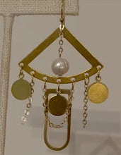 Load image into Gallery viewer, Brass and pearl earrings