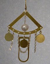 Load image into Gallery viewer, Brass and pearl earrings