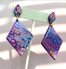 Load image into Gallery viewer, Diamond Patterned Earrings